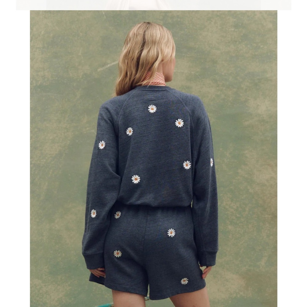 THE GREAT. THE SLOUCH SWEATSHIRT W/ DAISY EMBROIDERY HEATHERED VINTAGE BLUE NWT - Picture 3 of 7
